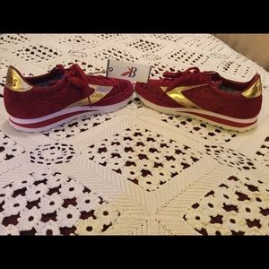 NWT Ladies Brooks Chariots Heritage running shoes.